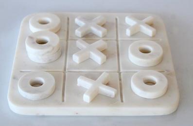 White noughts and crosses game