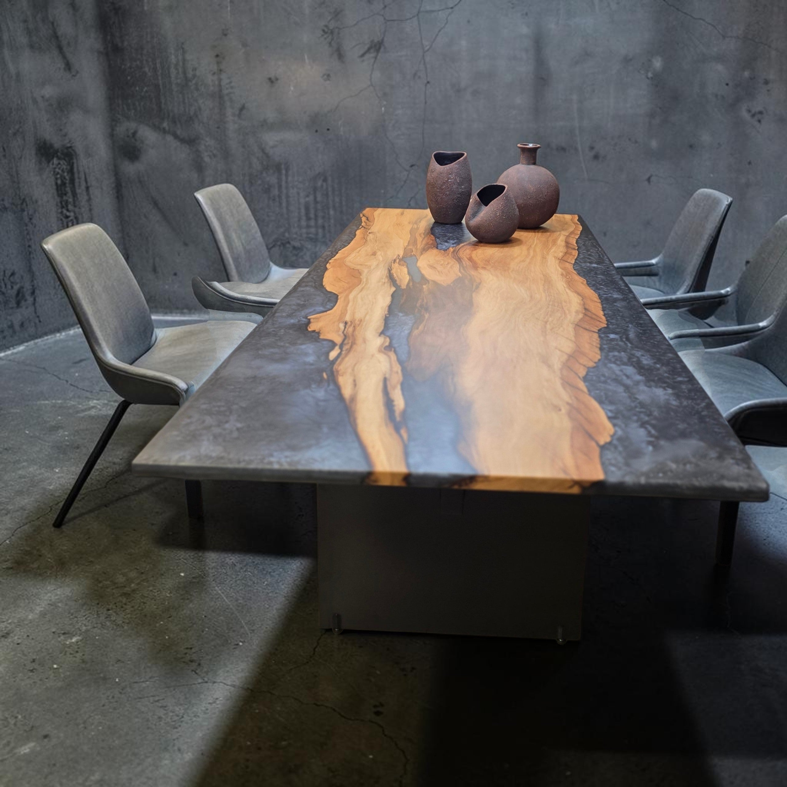 Matumi table with graphite resin and sheet metal leg