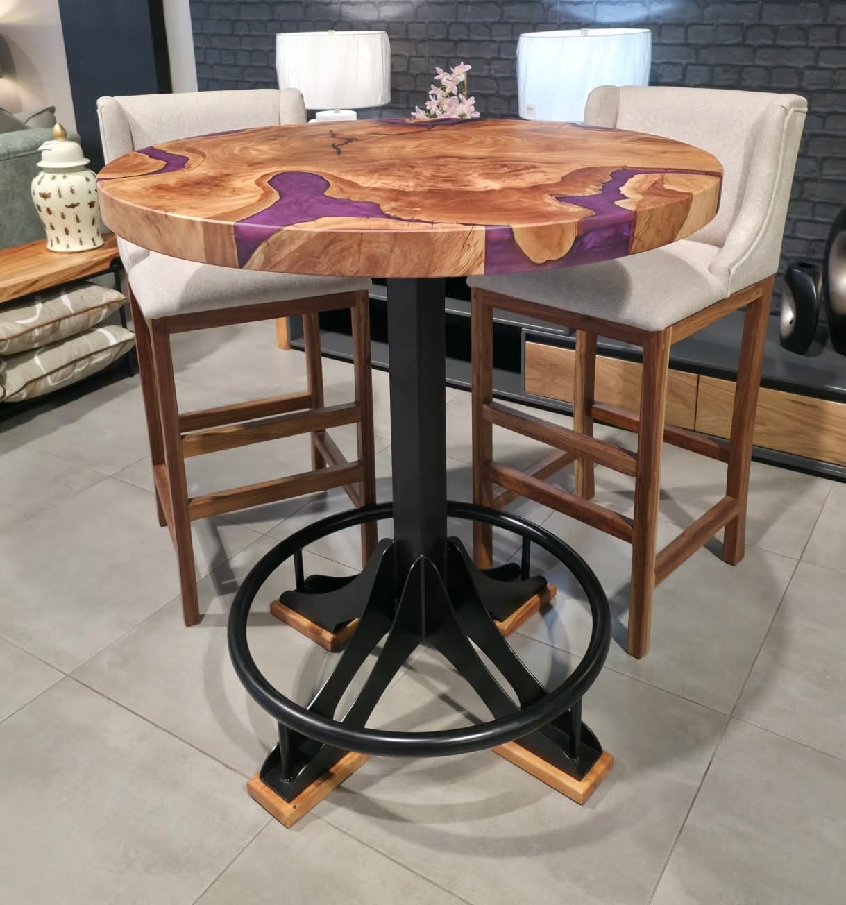 Cocktail table with matumi and epoxy